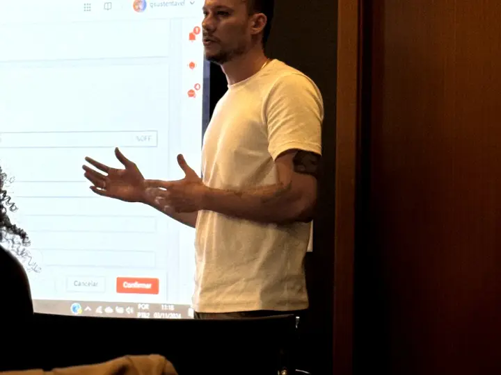 Muryllo Queiroz ensinando painel de marketplace na imersão 44 Connect