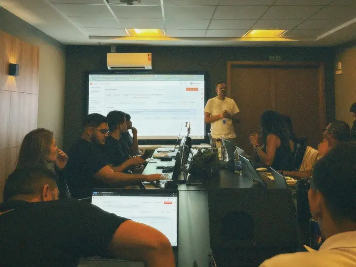Atacadistas acompanhando a imersão 44 Connect com seus notebooks